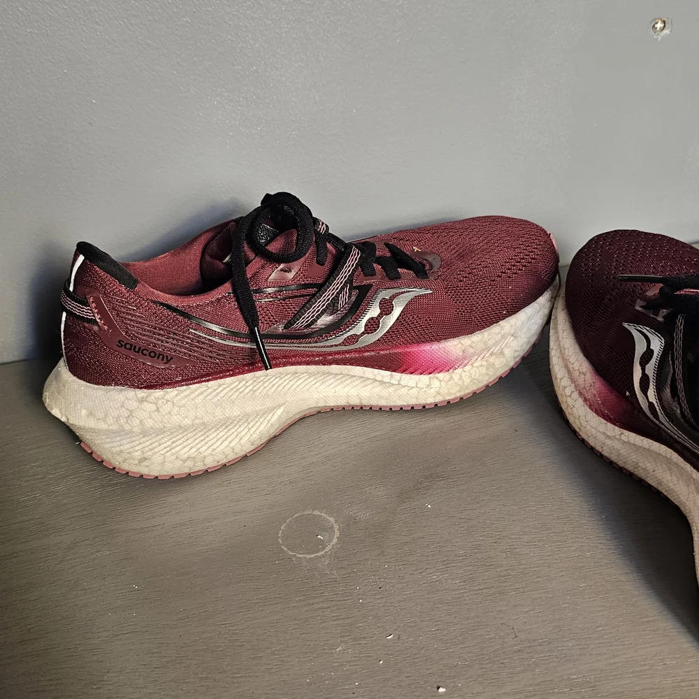 Saucony Women's Triumph 20 running shoes in the sundown rose colorway.‎ Size 7.5